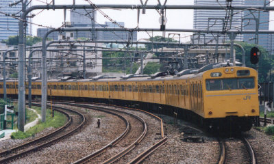 信濃町を発車した820Bミツ23 (141KB)